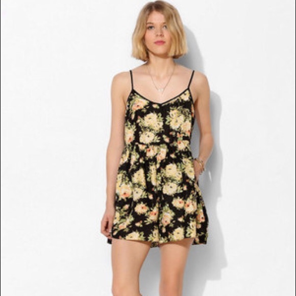 ✨Urban Outfitters Kimchi Blue Romper W/ Pockets✨ - Picture 3 of 5